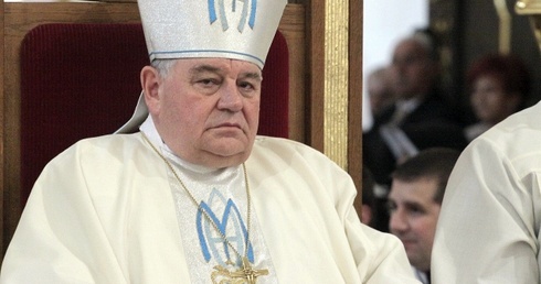 Kard. Duka o sprawcach ataków w Paryżu