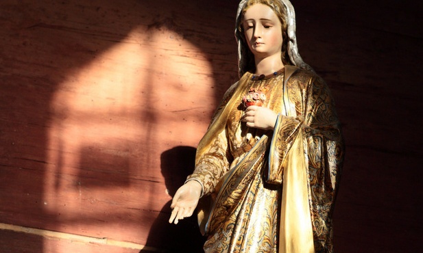 Figura Matki Bożej w kościele w Lutczy