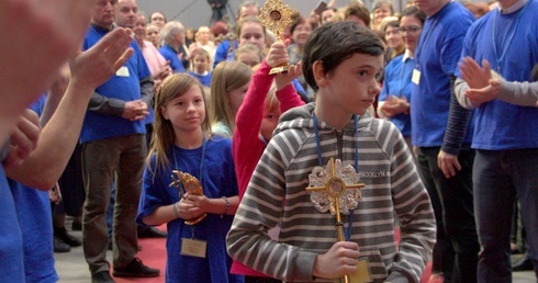 Na początku spotkania dzieci w procesji wniosły relikwie świętych 