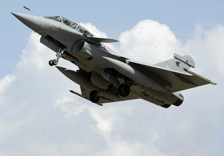 Zmasowany atak francuskiego lotnictwa na IS