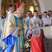 Cześć relikwiom Apostołów Miłosierdzia oddaje bp Henryk Tomasik