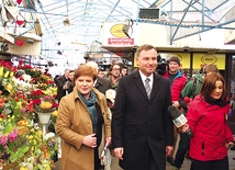  Jeszcze kilka miesięcy temu krakowianie odwiedzający plac targowy  Nowy Kleparz nie spodziewali się, że spacerująca po nim para Andrzej Duda i Beata Szydło będzie wkrótce rządziła Polską