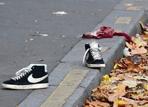  14.11.2015. Paryż. Buty i skrwawiona koszula przed salą koncertową Bataclan. Poprzedniej nocy islamscy terroryści zamordowali podczas koncertu 89 osób. 