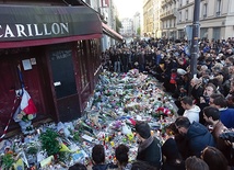 Paryżanie składają kwiaty przed barem Le Carillon, gdzie zamachowcy strzelali do ludzi