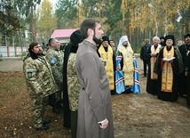 Uroczystość poświęcenia krzyża na poligonie Gwardii Narodowej pod Kijowem, w miejscu, gdzie stanie kaplica służąca kapelanom różnych wyznań. W uroczystości wzięli udział biskupi ukraińskich Kościołów prawosławnych oraz Kościoła katolickiego obu obrządków