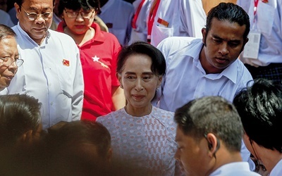 Liderka opozycji, Aung San Suu Kyi, 9 listopada opuszcza siedzibę swojej partii, która wygrała historyczne wybory