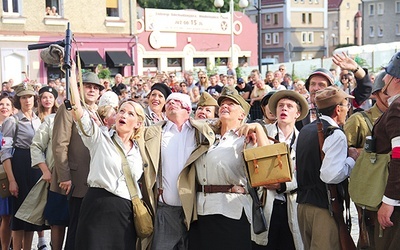 W tym roku po raz pierwszy,  dzięki stowarzyszeniu, odbyła się inscenizacja powstania warszawskiego