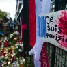 Powyżej: Kwiaty i światełka  przed Ambasadą Francji w Warszawie