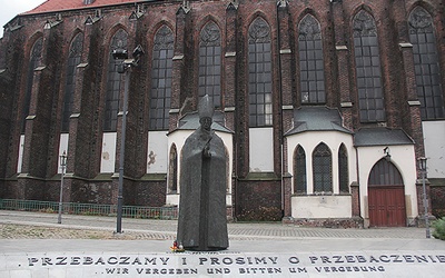  Wybitną postać i jej wkład w pojednanie polsko-niemieckie przypomina przechodniom pomnik kardynała na skwerze przed kościołem NMP na Piasku