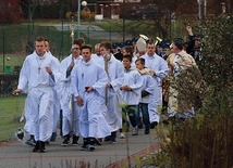 Relikwie błogosławionych wprowadzono do świątyni w uroczystej procesji