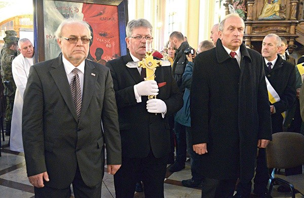 Krzyż z doczesnymi szczątkami męczennika nieśli do ołtarza przedstawiciele „Solidarności”
