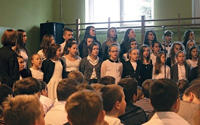 „Gaude Mater Polonia” we współczesnej aranżacji, w wykonaniu dzieci i młodzieży z Zespołu Szkół w Siecieniu, zakończyła program słowno-muzyczny