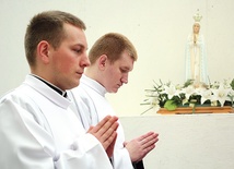 Nowi diakoni – Rafał Nawrocki (po lewej) i Paweł Pawlak