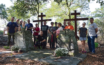  Uczestnicy tegorocznej akcji sprzątania prawosławnej nekropolii