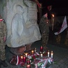  Wieczorną modlitwę zakończył apel pod pomnikiem bł. ks. Jerzego Popiełuszki  
