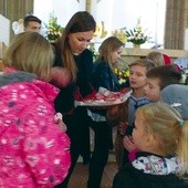  Każde dziecko w Kętach  otrzymało piernikowe serduszko od wolontariuszy Szlachetnej Paczki