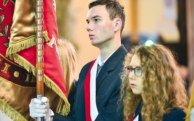  Wiele ze sztandarów organizacji kombatanckich jest dzisiaj w pieczy szkół