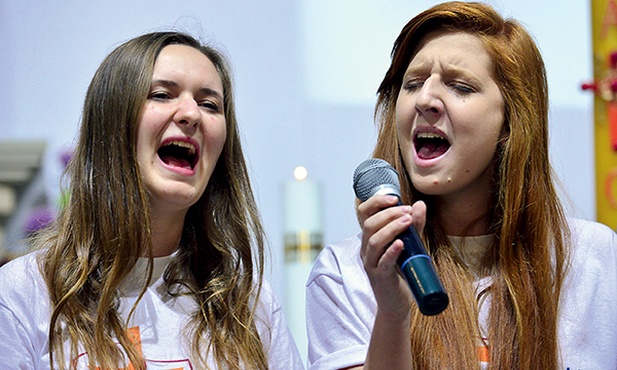  Monika Bednarz (z lewej) i Sandra Koperska podczas wykonywania hymnu ŚDM w Krakowie