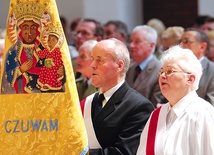  Anna Iwancz w poczcie sztandarowym podczas jednej z licznych w tym kościele uroczystości diecezjalnych
