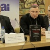 Księgę prezentowali: bp Krzysztof Zadarko - delegat Episkopat ds. Imigracji, ks. dr hab. Waldemar Cisło -dyrektor polskiej sekcji Pomoc Kościołowi w Potrzebie, Zbigniew Nosowski - redaktor naczelny kwartalnika "Więź"