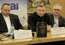 Księgę prezentowali: bp Krzysztof Zadarko - delegat Episkopat ds. Imigracji, ks. dr hab. Waldemar Cisło -dyrektor polskiej sekcji Pomoc Kościołowi w Potrzebie, Zbigniew Nosowski - redaktor naczelny kwartalnika "Więź"