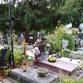 Także cmentarz w Elblągu zbezczeszczono