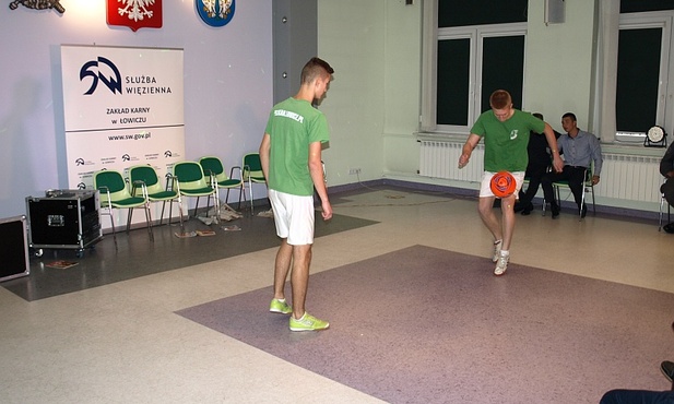 Dwoje uczniów w pokazie piłkarskiej żonglerki