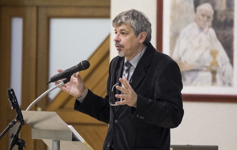 Prof. Ptasznik z KUL mówił o różnicy między poszukiwaniami religijnymi i duchowymi