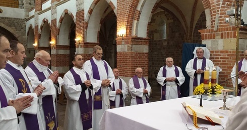 Msza św. w archikolegiacie w Tumie za zmarłych kanoników łęczyckich