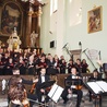 Organizatorzy śpiewaczego świętowania, chór "Lutnia", w kościele św. Marii Magdaleny
