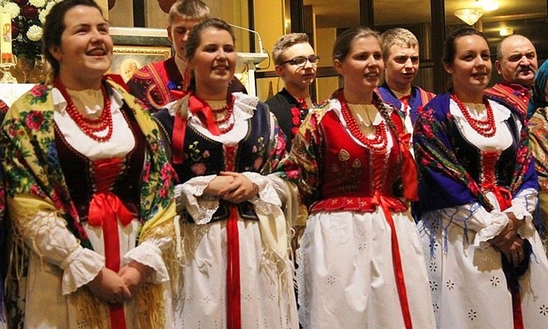 Zespół "Romanka" z Sopotni Małej wystąpił dla uczestników święta Akcji Katolickiej i KSM