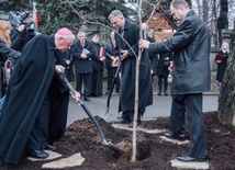 Dąb pamięci ma przypominać zarówno o dokonaniach Jana Karskiego, jak i bohaterskim czynie mieszkańców Marcinkowic