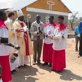 Kaplicę św. Jacka w Turn Pike poświęcił biskup diecezji Monze Mojżesz Hamungole. Na zdjęciu razem z ks. Grzegorzem Kaputem