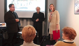 Od lewej: ks. Piotr Górecki, Stanisław Rybarczyk oraz Weronika Wiese, zastępca dyrektora generalnego DWPN