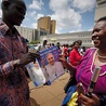 22.11.2015. Nairobi. Kenia. Wierni przed bazyliką Świętej Rodziny tuż przed pierwszą wizytą papieża Franciszka w Afryce. Ojciec święty odwiedza Kenię, Ugandę i Republikę Środkowej Afryki (od 25 do 30 listopada). 