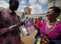 22.11.2015. Nairobi. Kenia. Wierni przed bazyliką Świętej Rodziny tuż przed pierwszą wizytą papieża Franciszka w Afryce. Ojciec święty odwiedza Kenię, Ugandę i Republikę Środkowej Afryki (od 25 do 30 listopada). 