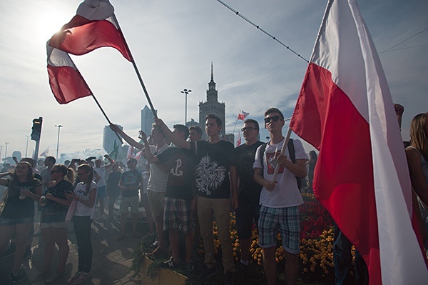 Polityka pamięci to także gesty i spontaniczne akcje inicjowane często nie przez państwo, ale różne grupy i środowiska