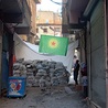 Barykada w wąskiej uliczce Sur. Białe prześcieradło ma utrudniać tureckim snajperom oddanie celnego strzału