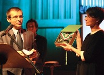 Violetta Rezler-Wasielewska, dyrektor CMJW, odbiera medal z rąk Piotra Szpanowskiego z MKiDN