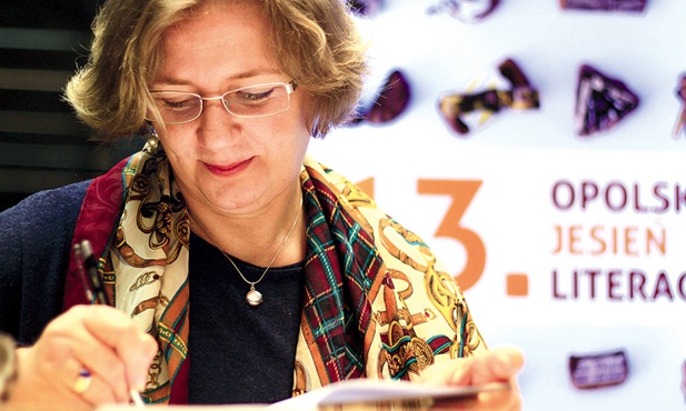 Anna Karoń-Ostrowska podpisuje swoją książkę