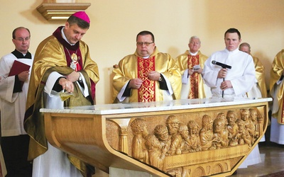 Bp Roman Pindel namaścił ołtarz, a następnie namaszczone zostały zacheuszki na ścianach kościoła