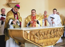 Bp Roman Pindel namaścił ołtarz, a następnie namaszczone zostały zacheuszki na ścianach kościoła