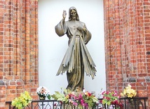 Figura Jezusa Miłosiernego przy praskiej katedrze