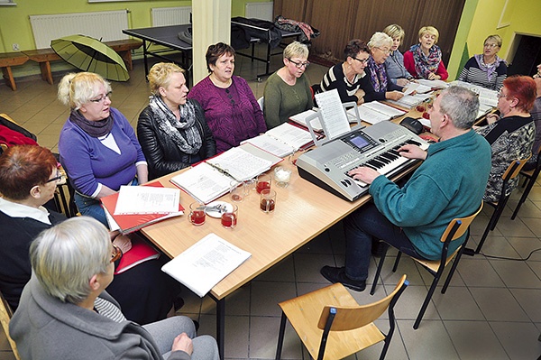 „Cecylianki” podczas próby w osiedlowej świetlicy. Uroczystości z okazji 10-lecia chóru odbyły się 21 listopada