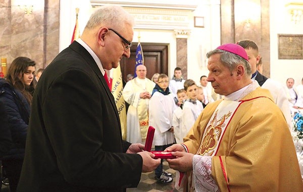 Matce Bożej ofiarowali pozłacane serce. W procesji z darami wręczył je bp. Henrykowi Tomasikowi Jerzy Skórkiewicz, prezes zarządu DIAK