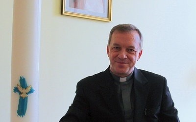 – Świeca jubileuszowa powinna się znaleźć w każdym kościele – mówi ks. Zbigniew Pietruszka, dyrektor Wydziału Duszpasterstwa Ogólnego