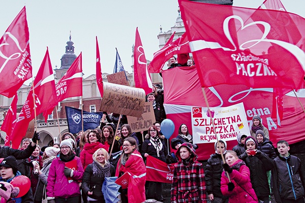 21 listopada wolontariusze w strugach ulewnego deszczu przeszli sprzed Bramy Floriańskiej pod pomnik Adama Mickiewicza