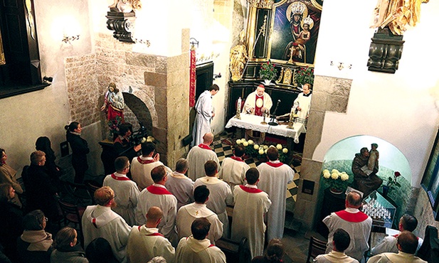  Niewielkie wnętrze kościółka św. Wojciecha codziennie przyciąga  zarówno stałych bywalców, jak i przypadkowych przechodniów.  18 listopada Mszy św. w rocznicę powstania „Szpitala Domowego” przewodniczył kard. Stanisław Dziwisz