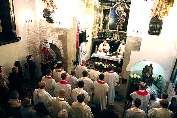  Niewielkie wnętrze kościółka św. Wojciecha codziennie przyciąga  zarówno stałych bywalców, jak i przypadkowych przechodniów.  18 listopada Mszy św. w rocznicę powstania „Szpitala Domowego” przewodniczył kard. Stanisław Dziwisz