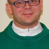 Ksiądz Konrad Świstak,  proboszcz parafii, mimo trudnych początków dziś nie może nachwalić się swoich parafian